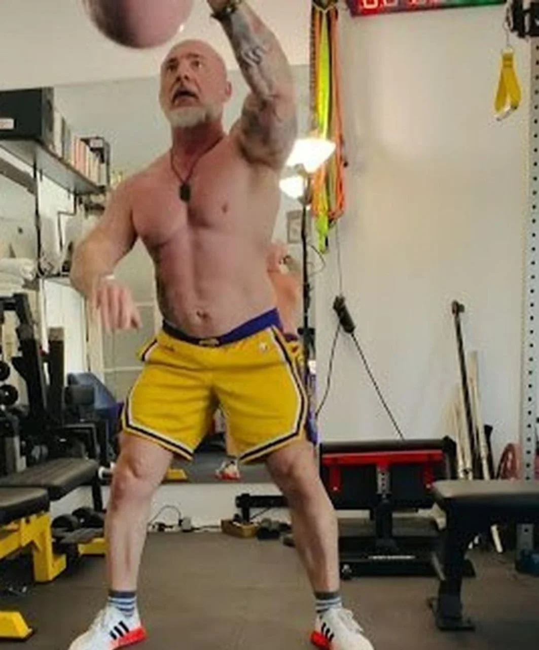 Miroslav Levak bez majice vježba s utezima u teretani.