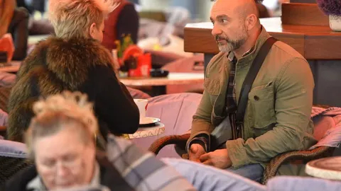 Miroslav Levak sjedi u kafiću i razgovara s osobom kratke plave kose.