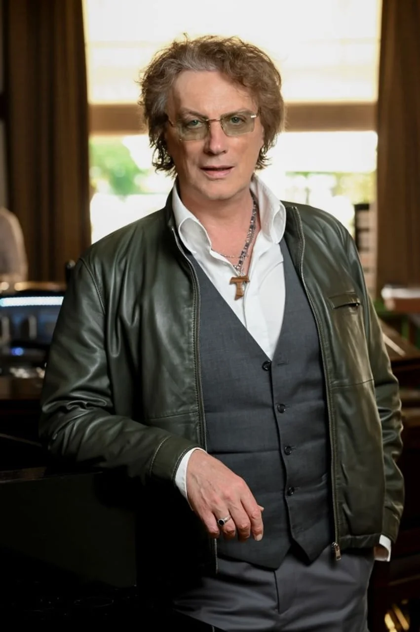 Skladatelj Tonči Huljić pozira u sivom prsluku i maslinastoj kožnoj jakni