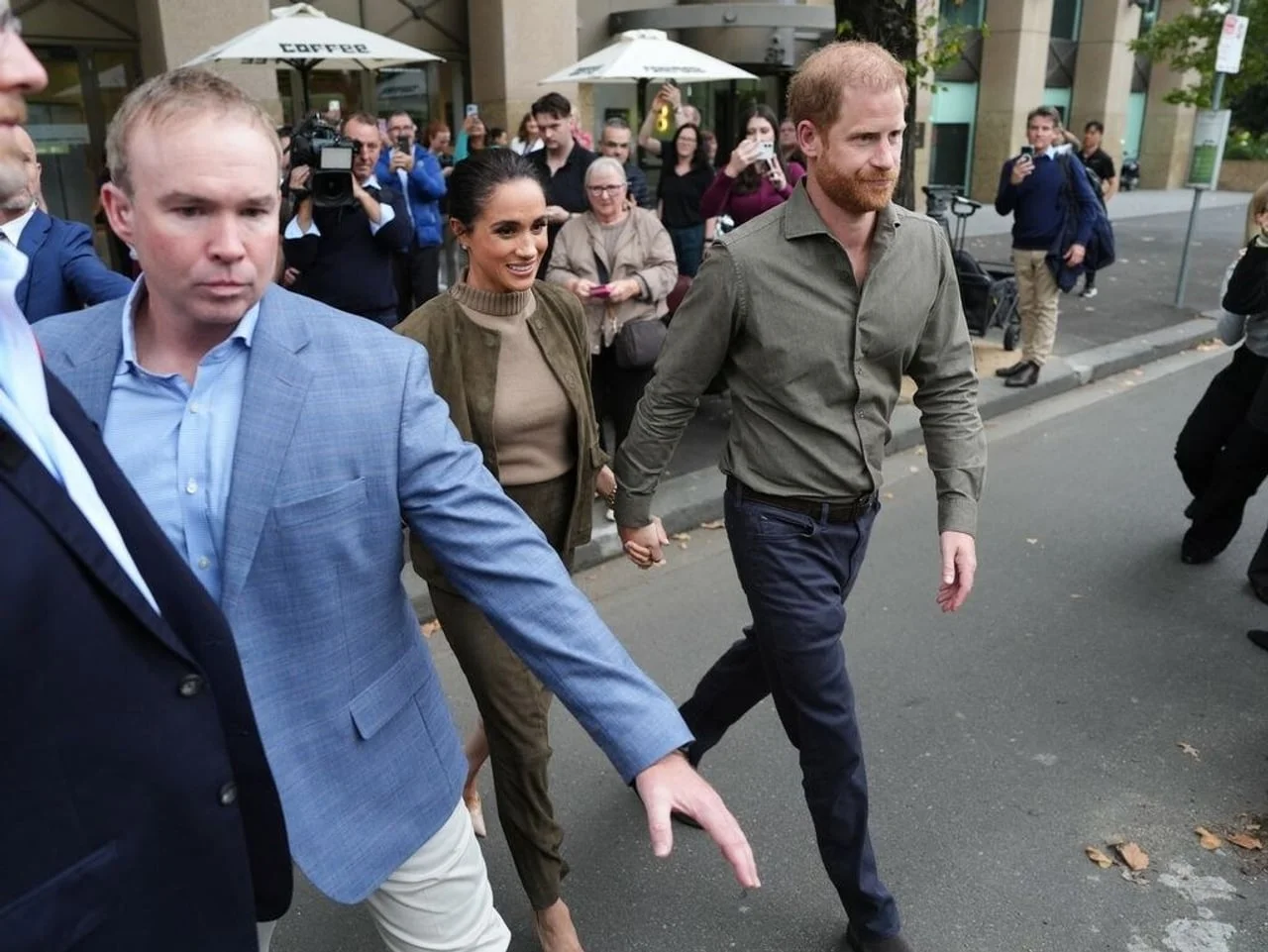 Princ Harry i Meghan Markle hodaju ulicom držeći se za ruke