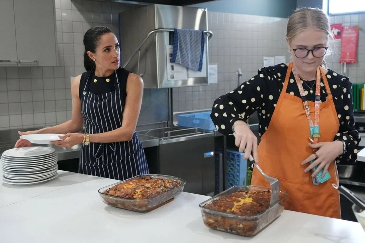Meghan Markle u prugastoj pregači priprema hranu u kuhinji