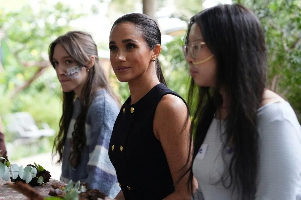 Meghan Markle sjedi s mladim djevojkama za stolom