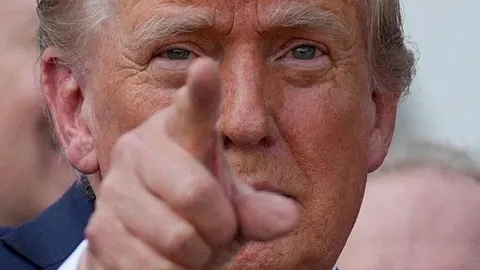 Donald Trump krupni kadar lica s ispruženim prstom prema naprijed