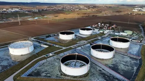 Zračni prikaz velikih bijelih rezervoara za naftu u industrijskom postrojenju.