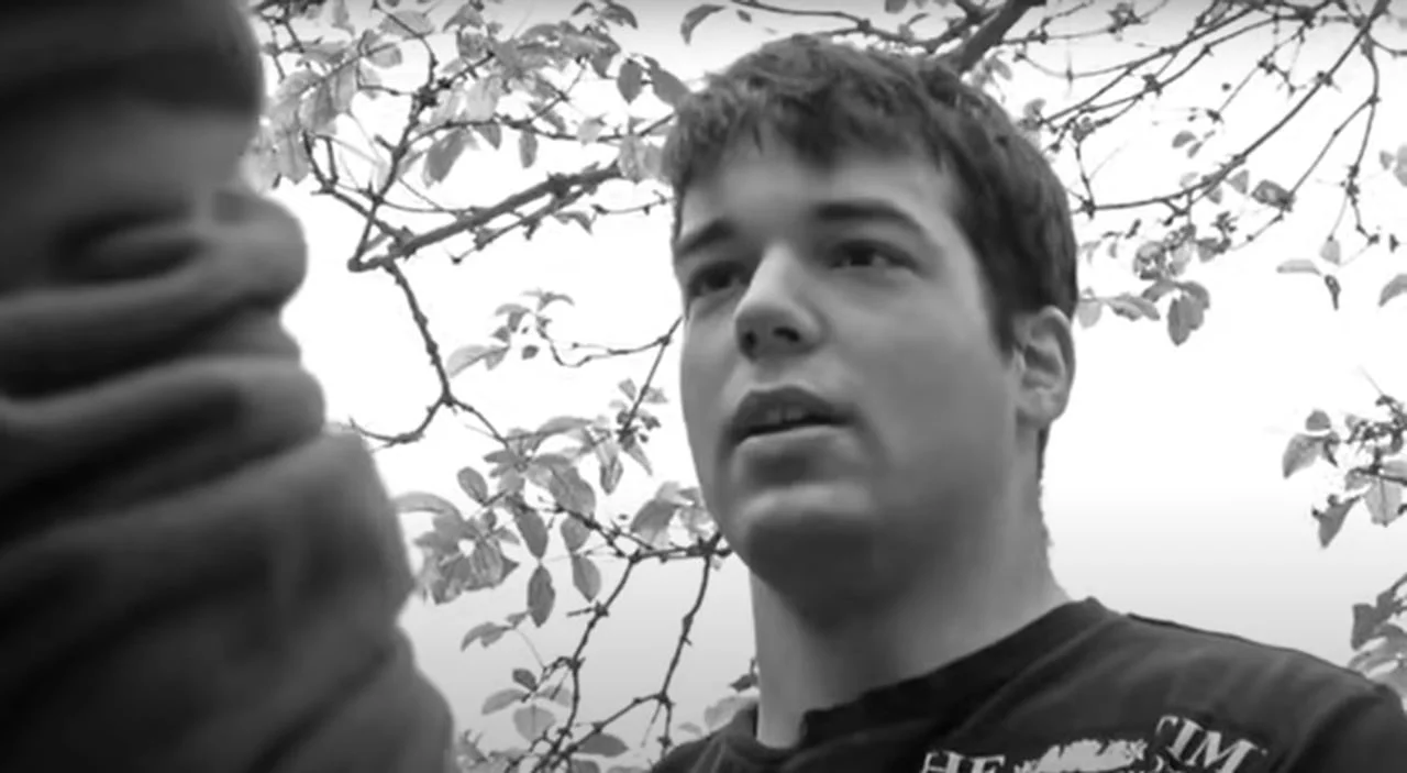 Crno-bijeli krupni kadar Borne Budimira ispred krošnje drveta.