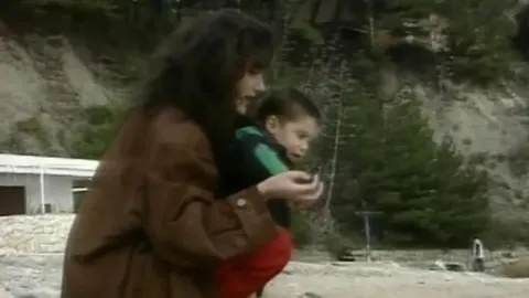 Doris Dragović s malim sinom Bornom na plaži u prirodi.