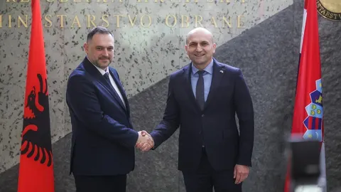 Ivan Anušić i Pirro Vengu rukuju se ispred natpisa Ministarstvo obrane.