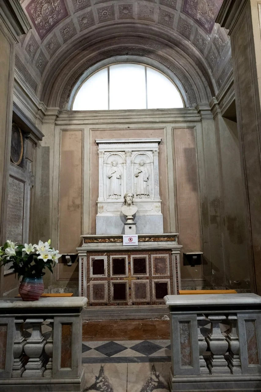 Pogled na cijelu kapelu s lučnim stropom i oltarom.