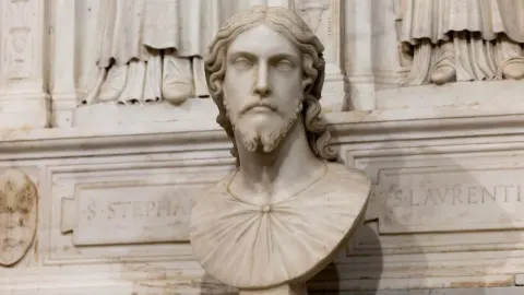 Mramorna bista Krista Spasitelja s dugom kosom i bradom.