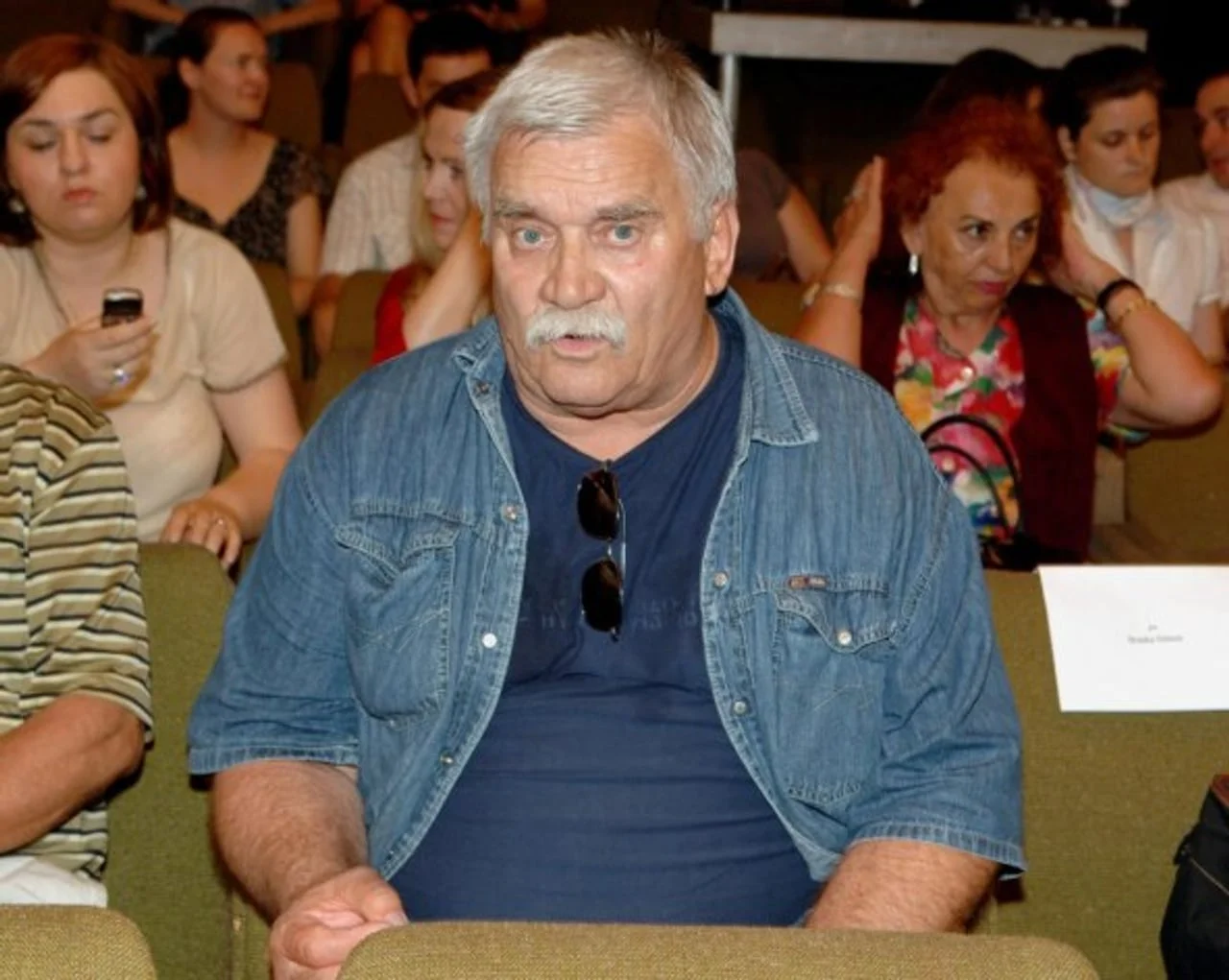 Glumac Boris Dvornik sjedi u publici u plavoj košulji