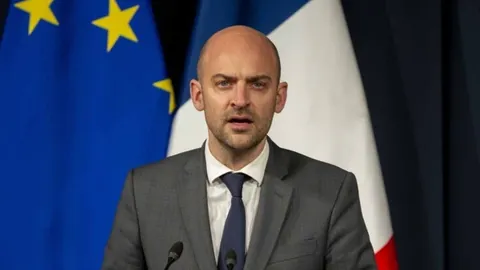 Jean-Noël Barrot govori ispred zastava Francuske i Europske unije