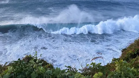 Veliki valovi Atlantskog oceana udaraju o obalu uz pjenu i raspršivanje vode.