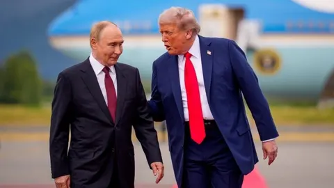 Vladimir Putin i Donald Trump razgovaraju ispred predsjedničkog aviona na pisti.