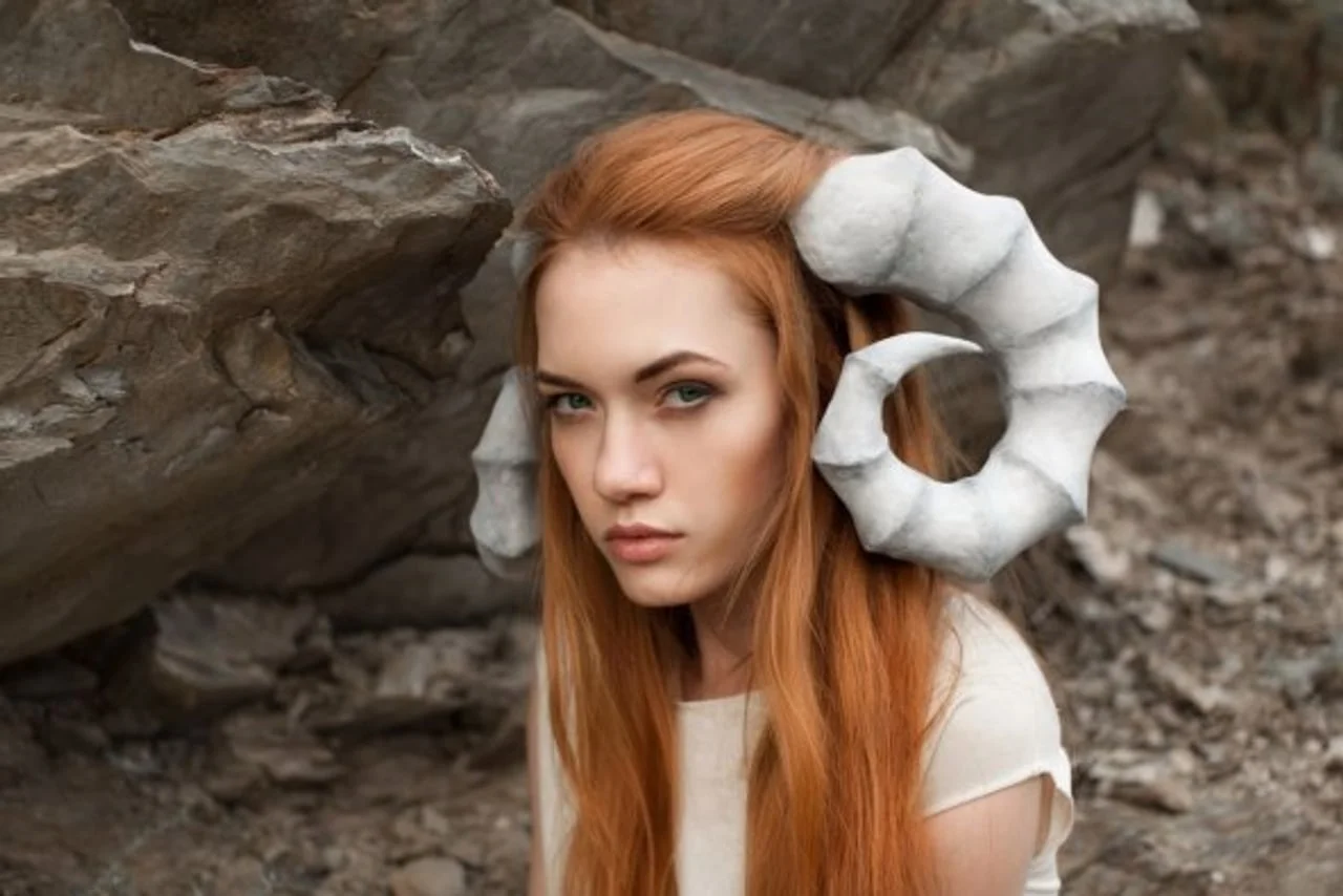 Djevojka s crvenom kosom i velikim rogovima ovna