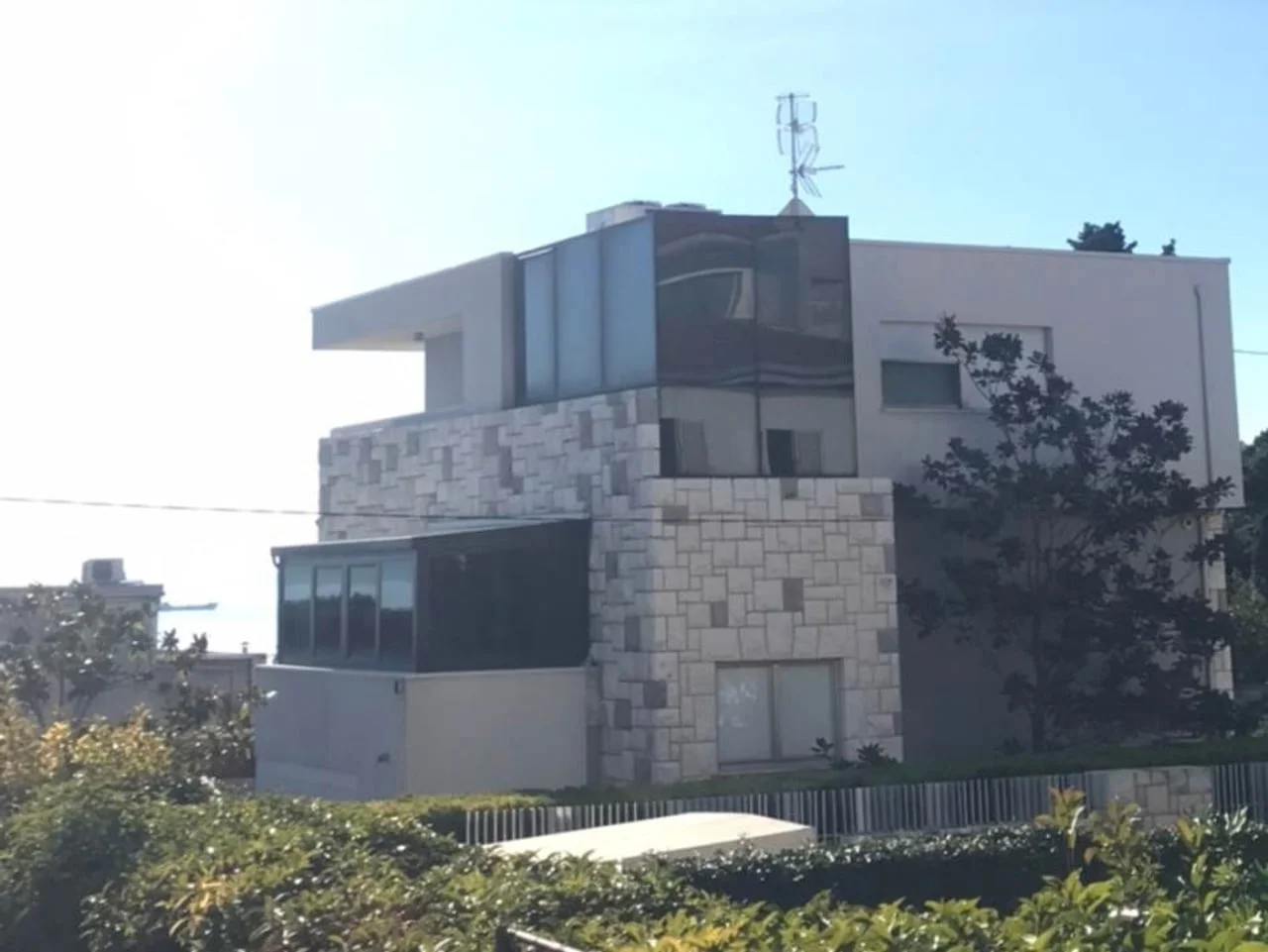 Moderna luksuzna vila s kamenim detaljima u Splitu pod suncem