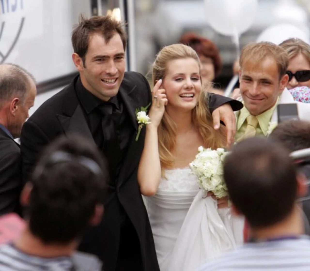 Igor Tudor u crnom odijelu i Stefanija u vjenčanici nasmijani na dan vjenčanja