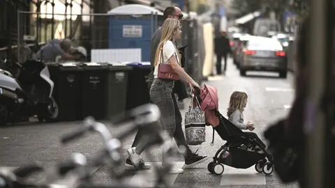 Igor Tudor sa suprugom i djetetom u kolicima šeće ulicom