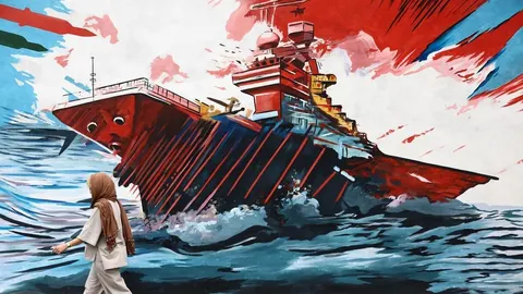 Žena prolazi pored velikog murala koji prikazuje tonući ratni brod u plavo-crvenim tonovima.