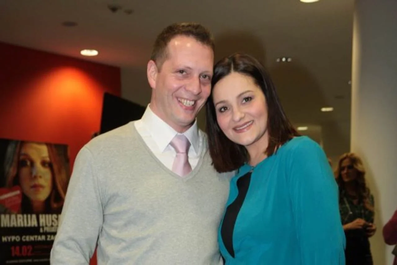 Arhivska fotografija nasmijane Martine Tomčić i njezinog supruga Ženja Moskaljova