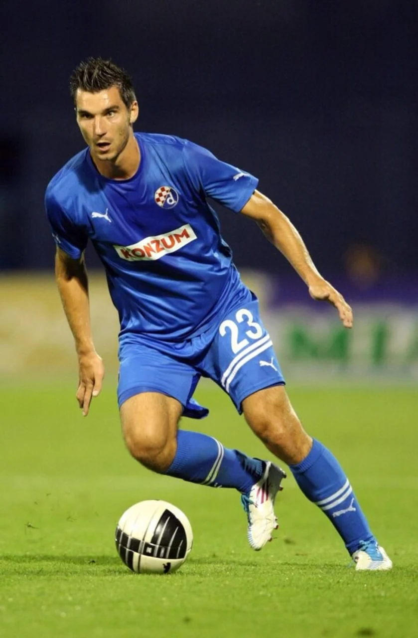 Nikola Pokrivač u plavom dresu Dinama s loptom na nogometnom terenu