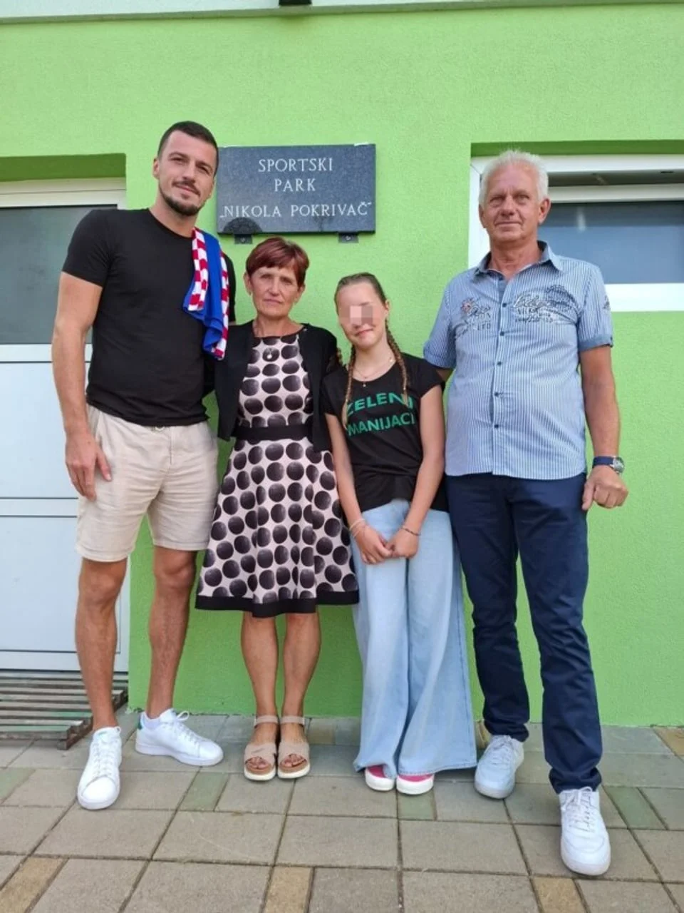 Obitelj Pokrivač stoji ispred ploče s natpisom Sportski park Nikola Pokrivač