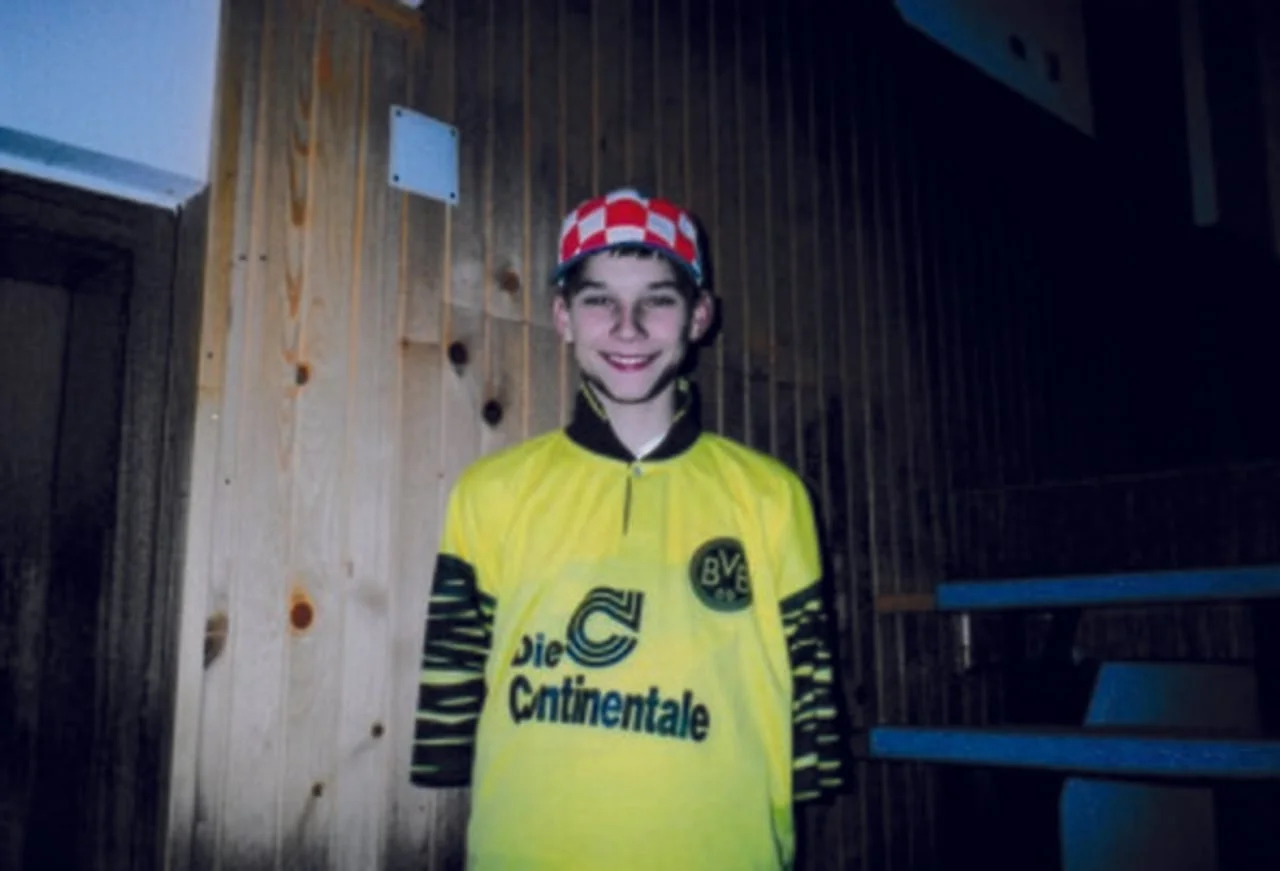 Mladi Nikola Pokrivač u žutom sportskom dresu s kapom na glavi