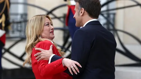 Emmanuel Macron i Giorgia Meloni u srdačnom zagrljaju ispred Elizejske palače.