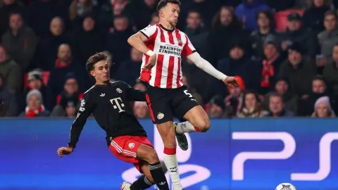 Ivan Perišić u skoku tijekom nogometne utakmice PSV-a protiv protivničkog igrača.