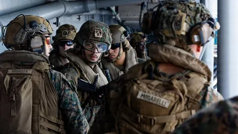 Američki marinci s punom borbenom opremom na vojnom brodu