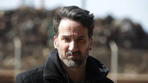 Portret Marina Miletića s ozbiljnim izrazom lica na otvorenom.