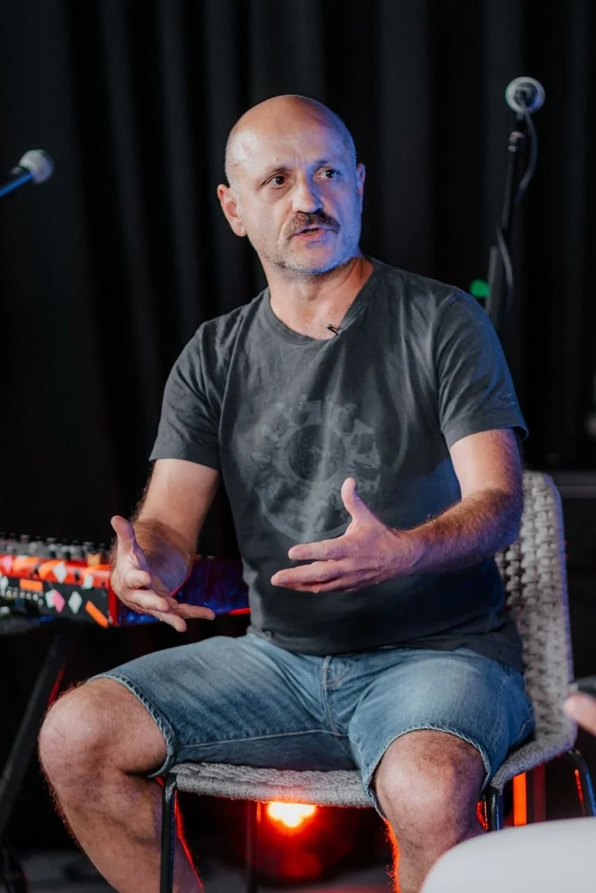 Mile Kekin sjedi i gestikulira tijekom razgovora