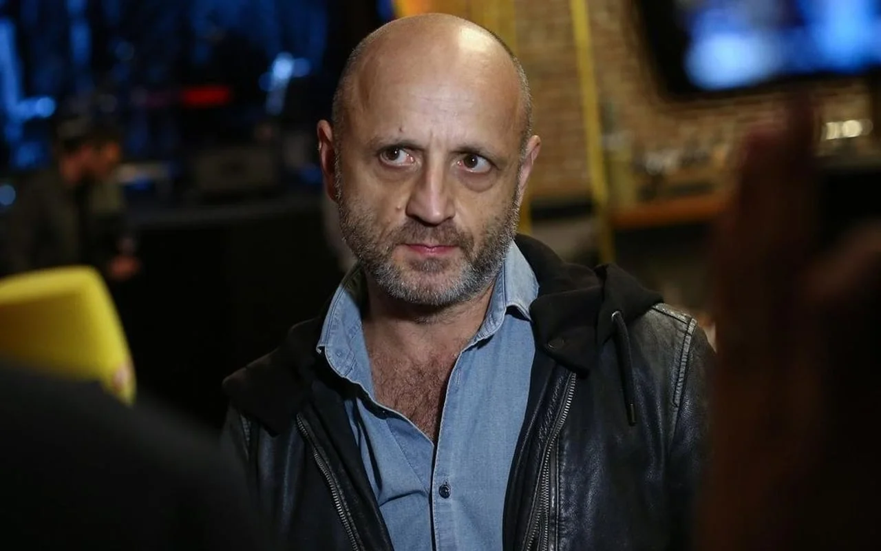 Portret Mile Kekina u plavoj košulji i jakni