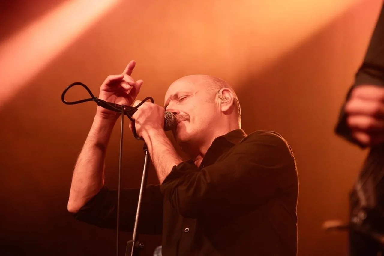 Mile Kekin pjeva na koncertu pod crvenim svjetlima