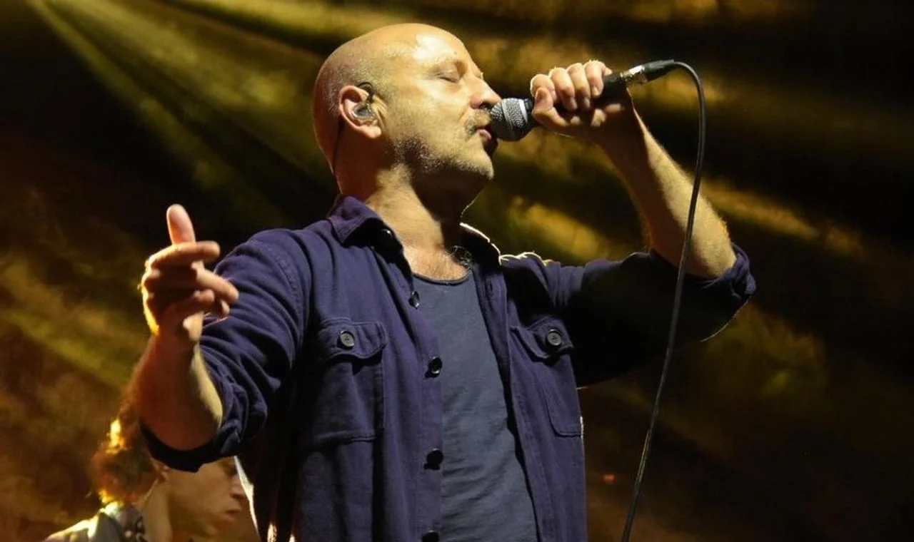 Pjevač s mikrofonom na pozornici tijekom nastupa