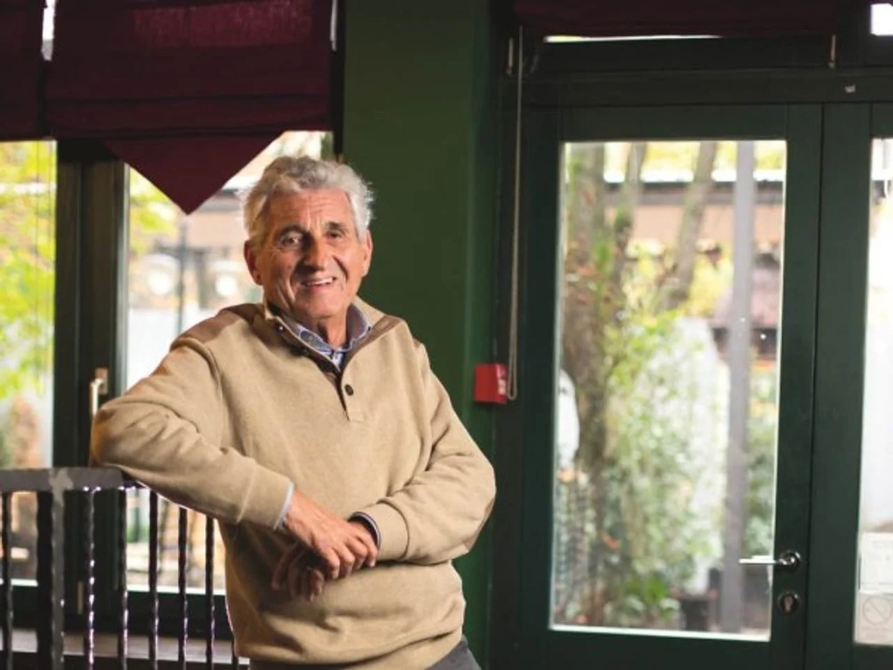 Otokar Levaj pozira naslonjen na ogradu u restoranu