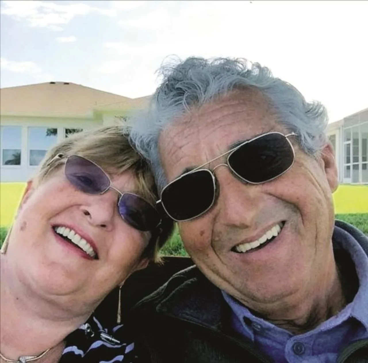 Krupni plan sretnog para sa sunčanim naočalama na otvorenom