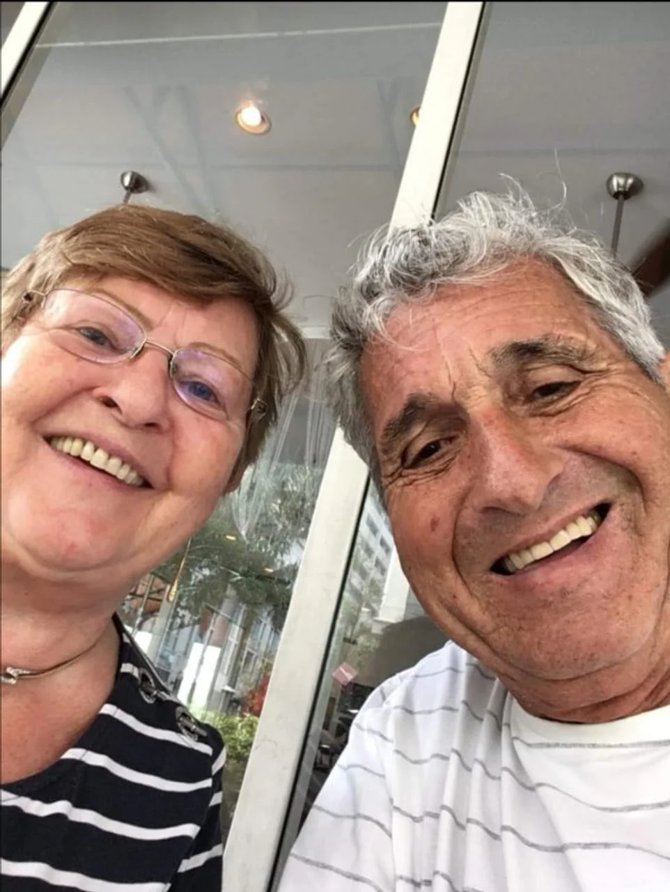 Selfie fotografija Otokara Levaja i supruge u prugastoj majici