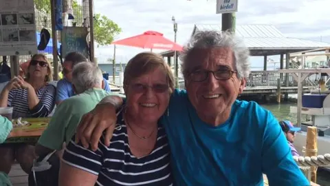 Nasmijani Otokar Levaj i supruga na terasi kafića uz more