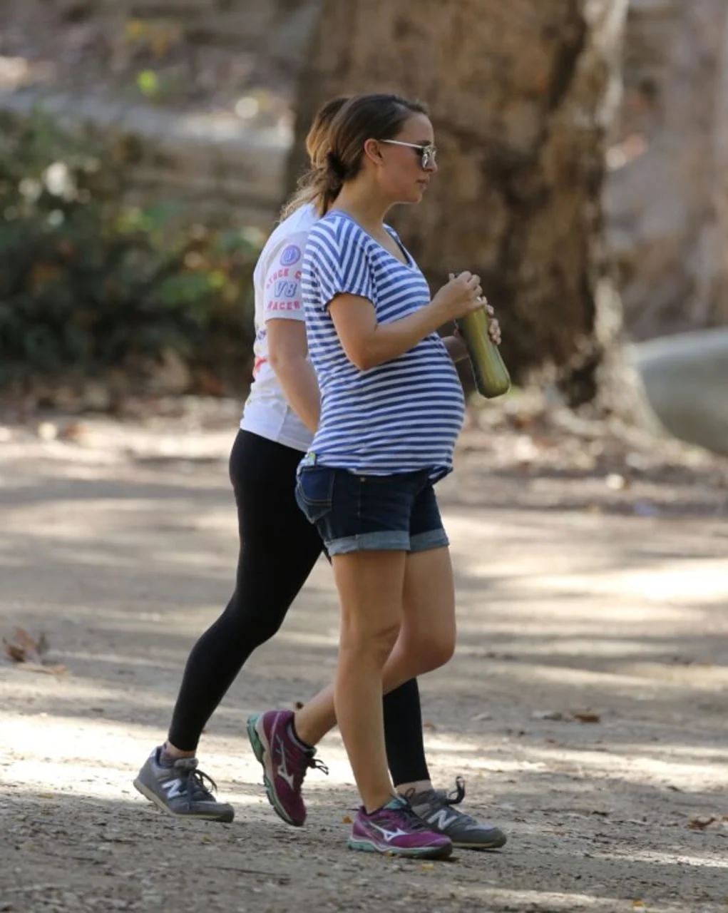 Natalie Portman u plavoj prugastoj majici i kratkim hlačama hoda vani