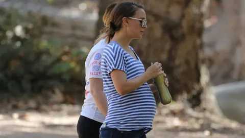 Natalie Portman u prugastoj majici s vidljivim trudničkim trbuhom