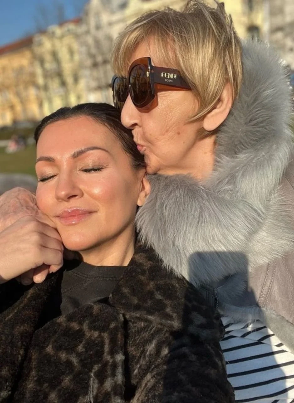Nina Badrić u krupnom planu dok je starija gospođa ljubi u obraz