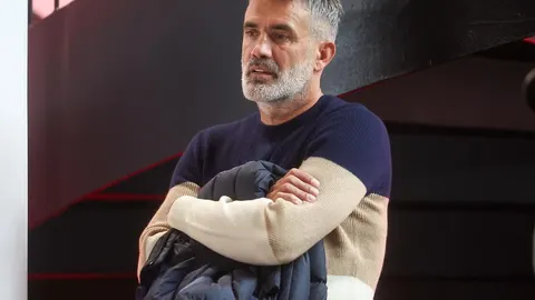 Zoran Mamić u ozbiljnom izdanju s prekriženim rukama nosi tamni džemper.