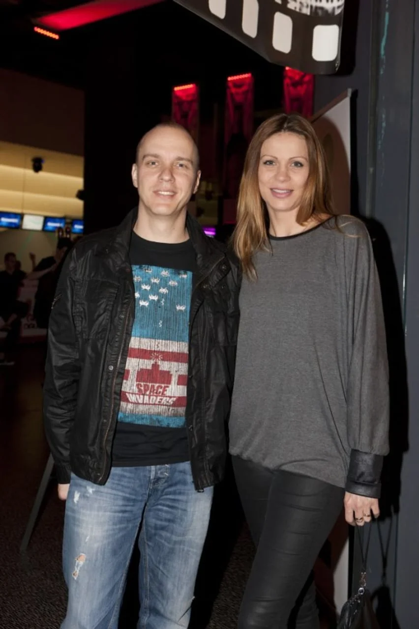 Branimir Mihaljević u majici Space Invaders pored supruge