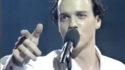 Mladi Branimir Mihaljević pjeva na mikrofon