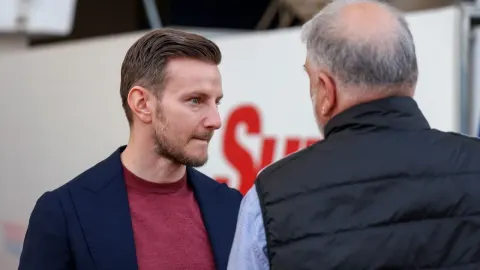 Ivan Rakitić u ozbiljnom razgovoru tijekom sportskog događaja.