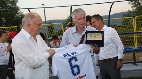 Ivan Buljan prima plaketu i bijeli dres Hajduka s brojem šest na nogometnom terenu.