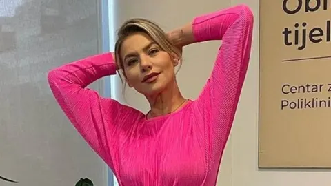 Glumica Ana Begić Tahiri pozira u ružičastoj bluzi