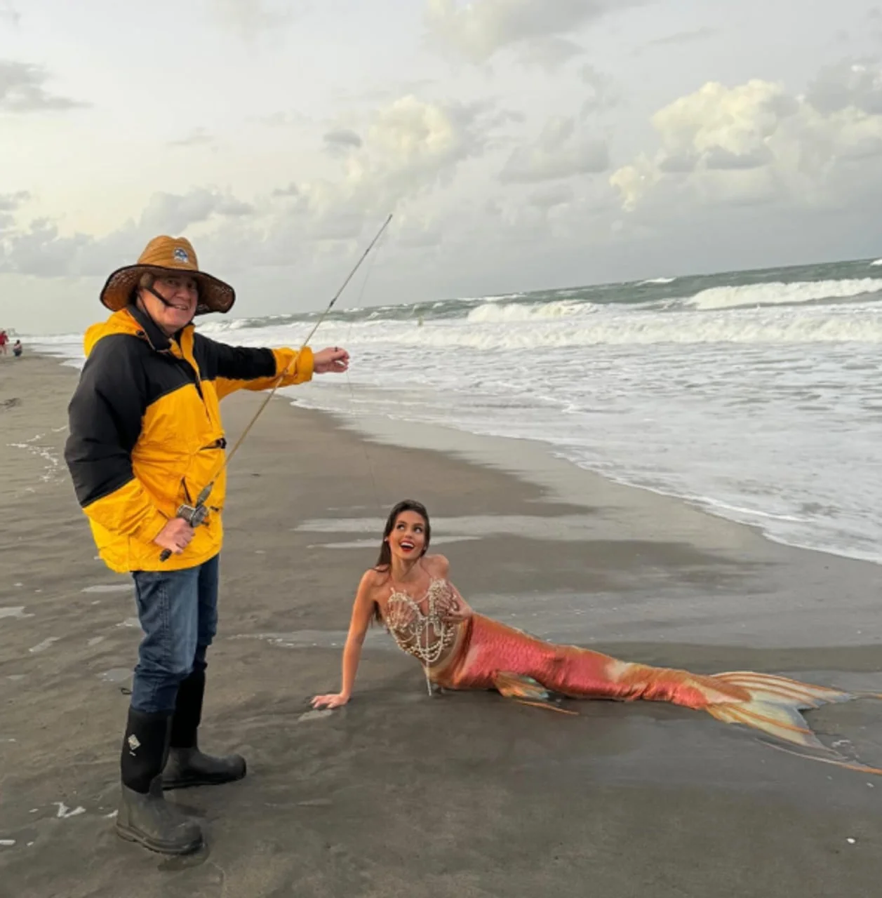 Bill Belichick s ribičkim štapom na plaži pored Jordon Hudson kostimirane u sirenu.