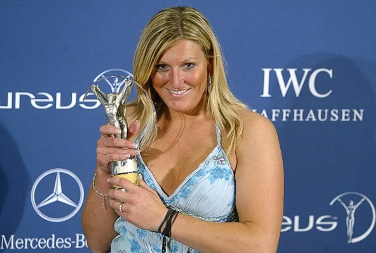 Janica Kostelić u elegantnoj haljini drži prestižni sportski trofej.