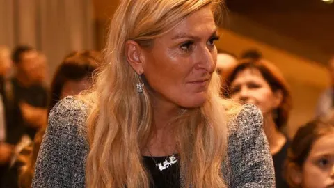 Portret Janice Kostelić u ozbiljnom izdanju s dugom plavom kosom.